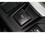 電動パーキングブレーキを採用。指で軽く引き上げればパーキングブレーキが掛かり、押すと解除ができます。