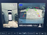 アラウンドビューモニターです。上空からお車の周りを見る感覚で表示されますので、車庫入れも簡単