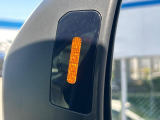 【リヤビークルディティクション】走行中、ドアミラーの死角になりやすい箇所に後続車が接近するとサイドミラー付近に警告を表示、ドライバーに注意喚起と、万一の際はハンドル操作をアシストをします。