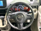 インテリアに合わせたデザインのステアリングは、運転される方のことも考え、運転しやすい形状、大きさです。是非一度、実際に触ってお確かめください。
