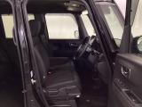【ベンチシート】運転席と助手席の移動もスムーズ!狭い駐車場での乗り降りや、お子様の乗り降りにも便利です。座席の間にコンソールボックスやドリンクホルダーがないため、車内空間が広く感じます。