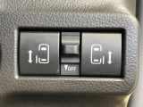 【両側パワースライドドア】スマートキーや運転席のスイッチで後席両側スライドドアの開閉が可能♪電動だから力を入れてドアを開ける必要が無く、小さなお子様でも簡単に開け閉めでき快適です♪