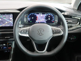 Volkswagen全車共通の上質な本革を使用した手触りのしっとりとしたステアリングです。唯一素肌が触れるハンドルは上位モデルと同じ握り心地になっております。