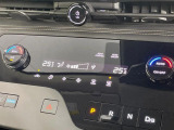 【オートエアコン】一度お好みの温度に設定すれば、車内の温度を検知し風量や温度を自動で調整。暑い&hellip;寒い&hellip;と何度もスイッチ操作をする必要はありません。快適な車内空間には必須の機能ですね♪