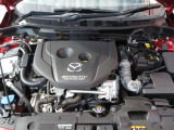 「SKYACTIV-G(ガソリン)」は、規格外の高圧縮を実現し、世界のエンジン技術者に驚きを与えました。さらに、それを維持したままノッキングの発生を抑え、熱効率を向上、走りにも寄与したエンジンです。