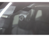 現代の車社会の必需品。前後録画タイプのドライブレコーダー装着。エンジン始動後の一部始終を記録します。