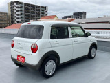 右斜め後ろからの特徴的なフォルム。狭い路地裏でも運転しやすそうな小回りが利くコンパクトボディ♪