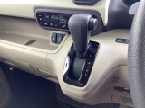 インパネシフトだから視線の移動も少なく足元もスッキリ♪運転席もゆったりしているのでゆとりを持ってドライブできますね!