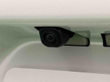 バックカメラ 車両の前後左右に搭載した4つのカメラにより、車庫入れや狭い道でのすれ違いをしっかりサポートするパノラマモニター対応カメラが付いてます