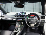 デザインもよく、居心地のよい運転席ですね。分かりやすいスイッチ類ですから操作もしやすく運転をサポートします。