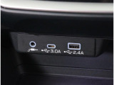 USB電源が2か所とシガーソケットが装備!ドライブ中の携帯電話等の充電にも便利です!