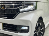 【LEDヘッドライト】悪天候や夜間走行時も良好な視界を確保し安心して運転できる高輝度LEDヘッドライトを装備!点灯速度が早く、消費電力も抑えられています。