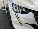 フロントフェイスに配された牙のようなLEDデイライトと3本のかぎ爪LEDを備えたフルLEDヘッドライトを採用。