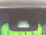 【スマートアシスト】走行中に前方の車両等を認識し、衝突しそうな時は警報とブレーキで衝突回避と被害軽減をアシスト。より安全にドライブをお楽しみいただけます。