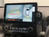 パノラミックビューモニター付きです。車両を上から見たような映像をディスプレイオーディオ画面に表示。運転席からの目視だけでは見にくい、車両周辺の状況をリアルタイムでしっかり確認できます。
