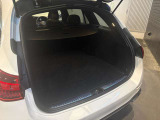 ゆったりとしたトランクルームでございます。たくさんのお荷物の車載が可能でございます。