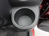 カップホルダーは運転席や助手席からちょうど手の届く位置です!!