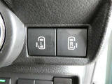電動スライドドアのスイッチで車内からもスライドドアの開閉ができます。イージークローザー機能で半ドアになることも防止してくれます。