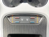 【シートベンチレーション】夏場は涼しい風でお尻や背中の熱やムレを防ぎ、冬はエアコンよりも早く温まってポカポカに!季節を問わず快適に過ごせます。
