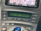 【オートエアコン】一度お好みの温度に設定すれば、車内の温度を検知し風量や温度を自動で調整。暑い&hellip;寒い&hellip;と何度もスイッチ操作をする必要はありません。快適な車内空間には必須の機能ですね♪