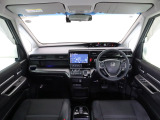 ステップワゴンスパーダハイブリッドの開放的な前方視界。視界広々で非常に運転しやすく、また全ての装備が適正配置されていて操作性に優れています。