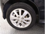 かっこいいホイールですね。 車のイメージを大きく左右するホイール部分はコダワリを持ちたいですね。