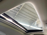 【サンルーフ】ボタンひとつで開閉可能!開放感たっぷりのサンルーフが装着されています!車内に明かりを取り入れたり景色を楽しむ以外にも、よどみがちな車内の空気も簡単に換気できて快適です!