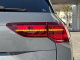 LEDテールランプ(ダイナミックターンインジケーター付き)特徴的な配光パターンによって後続車からの視認性が高まり、万一の追突の危険性を軽減します。