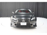エクステリアは、一目でLEXUSとわかるスピンドルグリルを起点に、人が乗るキャビンの前後を大胆に絞り込んだ菱形のボディと力強く張り出したホイールフレアを融合させ、タイヤの存在を強調しています。