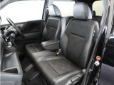 運転席と助手席は足元が繋がっているので自由に行き来しやすいので駐車場が狭いときでも助手席側からスムーズに乗り降りできて便利!