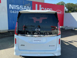 セレナならではのハーフバックドアは、後ろに停まっている車や壁からの距離が近くても気軽にドアを開けて荷物の出し入れが可能です。