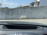 HUD: ヘッドアップディスプレイはドライバーが前方に集中できるよう、ナビや車速情報をフロントガラスに投影するシステムです。