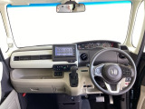 フロントガラスが大きく、ワイドな視界で運転もしやすくなるように設定されています。