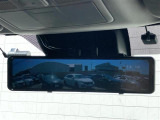 【デジタルインナーミラー】車両後方カメラの映像をミラーに映すことが出来ます。 そのため、後席に人や荷物があって後方が見えづらい場合でもしっかり視界を確保することが出来ます。