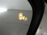 【BSM(ブラインドスポットモニター)】・・・隣の車線を走る車両をレーダーで感知。車両を感知するとドアミラーに搭載されたLEDインジケーターが点灯。