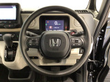 運転にかかわる様々な操作を安全に行えるように視点移動が少なく操作性に配慮されたスイッチ類が凝縮されたコクピットです。