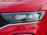 LEDヘッドライトは長寿命と省電力を両立。フロントマスクをシャープな印象に。