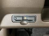 ハンドルの左下にETCがついています。高速道路の料金所の通過も楽々です。 カードの取り出しもしやすい場所についています。
