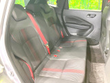 コンパクトカーですが、セカンドシートは十分な広さがあり快適にお乗りいただけます♪シートを倒して大きな荷物を積んだりと、用途の幅が広い1台です。