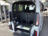 普段はフラットな荷室の床として、引き出せばスロープとして使えます。