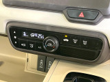 【オートエアコン】一度お好みの温度に設定すれば、車内の温度を検知し風量や温度を自動で調整。暑い&hellip;寒い&hellip;と何度もスイッチ操作をする必要はありません。快適な車内空間には必須の機能ですね♪