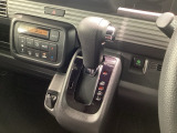 インパネシフトを採用しているので、前席の足元も広々としています。運転席と助手席の行き来もスムーズです!