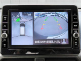 アラウンドビューモニター、まるで上空から見下ろししているかの映像がナビ画面で確認でき、安心して駐車をサポートすることができます。