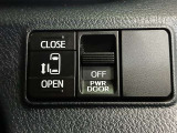 パワースライドドア付きだから、狭い駐車スペースなどでの 乗り降りラクラク!小さなお子さまのいるご家庭には嬉しい装備。