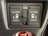 リアドアは乗り降りに便利な両側電動スライドドアです。また運転席に座っていながらスイッチ操作で自在にスライドドアを開け閉めできます。