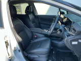 運転席まわりです。実際に座ってみて、乗り心地を体験してみてください。