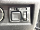 【電動格納ミラー】サイドミラーは電動格納式となっており、狭い駐車場でもキズがつくリスクを抑えられます。