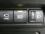 オートマチックハイビームとは、先行車や対向車のライトを認識し、ハイビームとロービームを自動で切り替える機能です。夜道の視界を確保します。詳細は販売店スタッフまでおたずねください。
