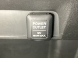 アクセサリーソケットはUSBのアダプターなどをつければ、スマホの充電にも使えます。移動中に充電もできるので便利です。