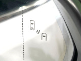 【ブラインドスポットモニター】走行中、ドアミラーの死角になりやすい箇所に後続車が接近するとサイドミラーのレンズに警告を表示!ドライバーに注意喚起をしてくれます。